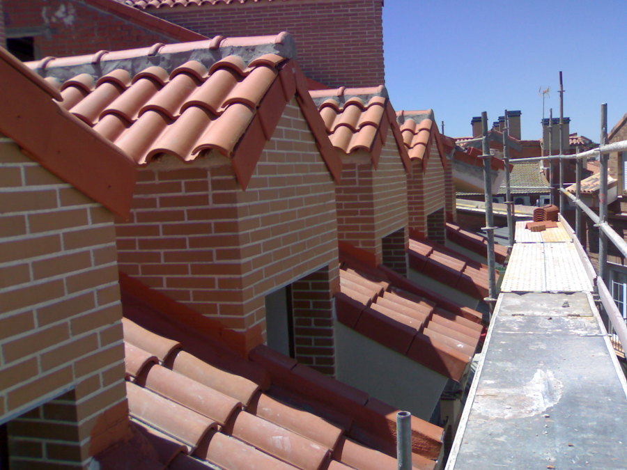 Obra de teja mixta con buhardillas
