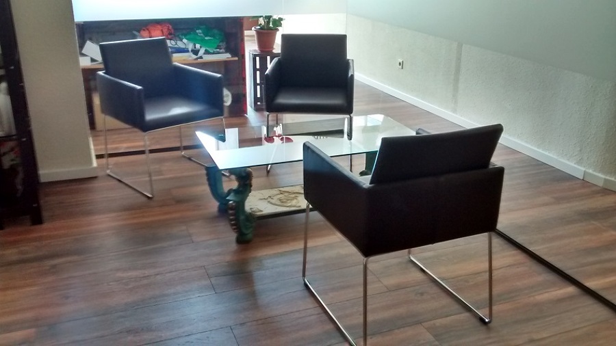 OFICINA CON TABIQUES DE CRISTAL