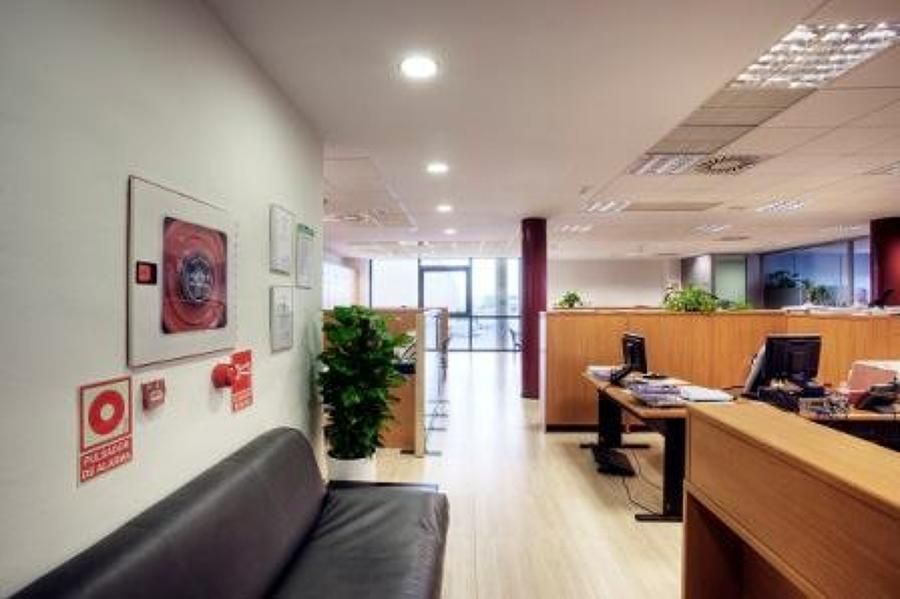 Oficinas con mabiliario.