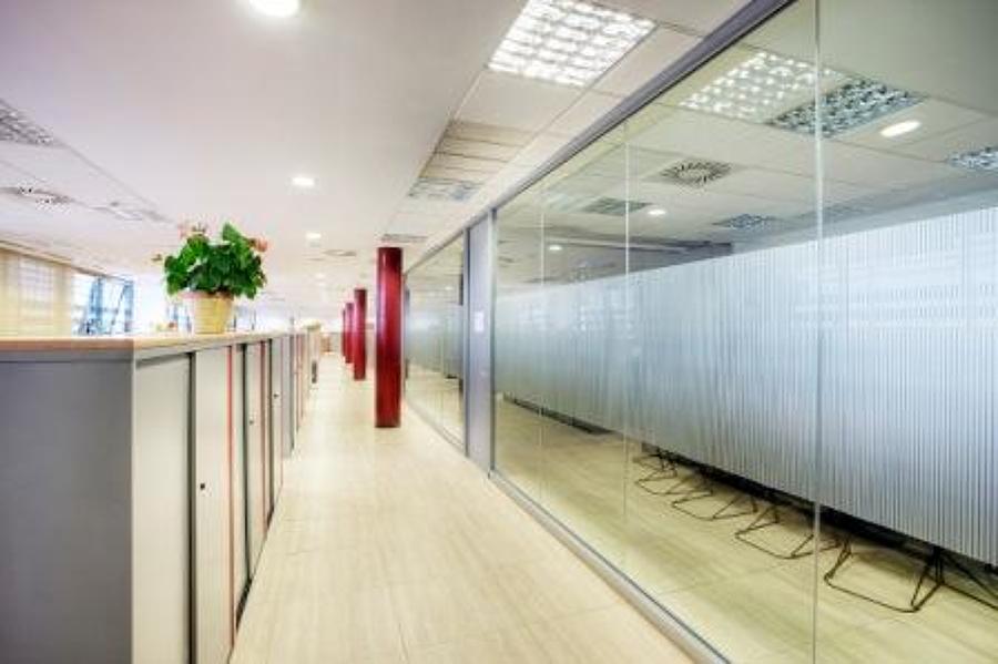 Oficinas con mamparas de cristal y suelo técnico.