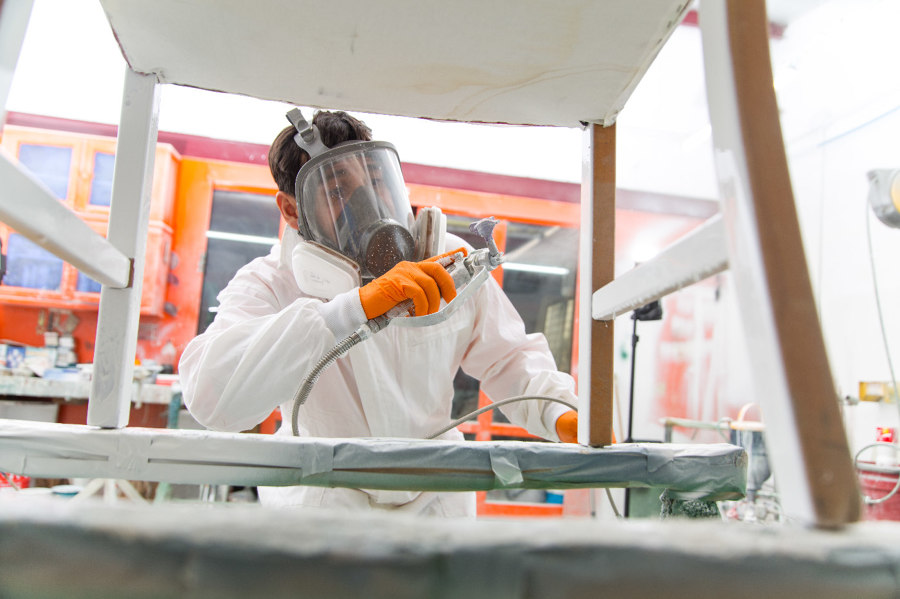 Operador aplicando con pistola airless.