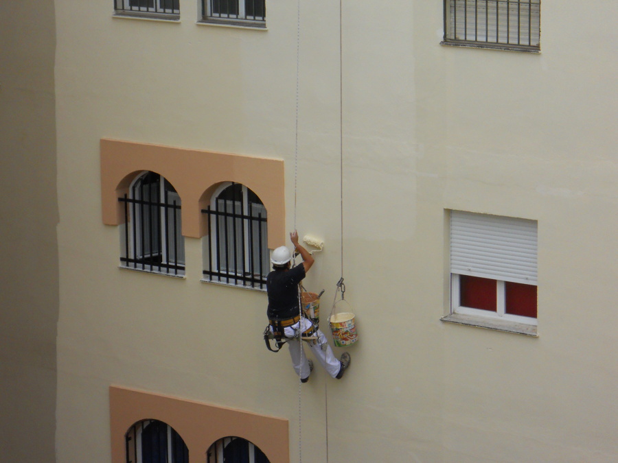 Operario trabajando. Técnicas alpinas. 