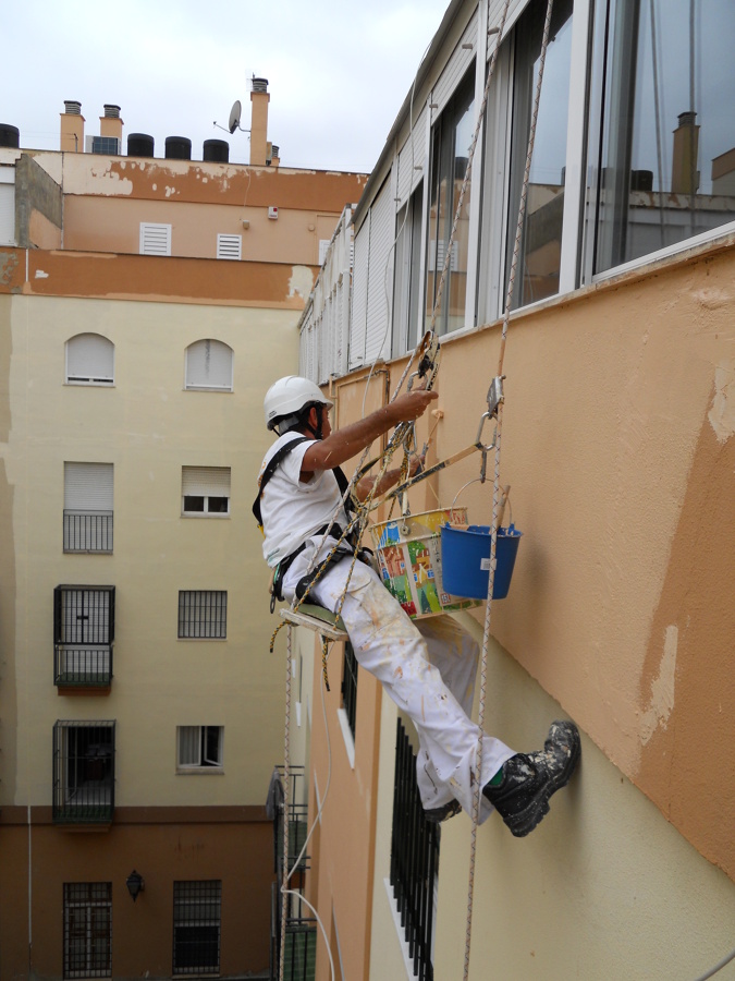 Operario trabajando. Técnicas alpinas. 