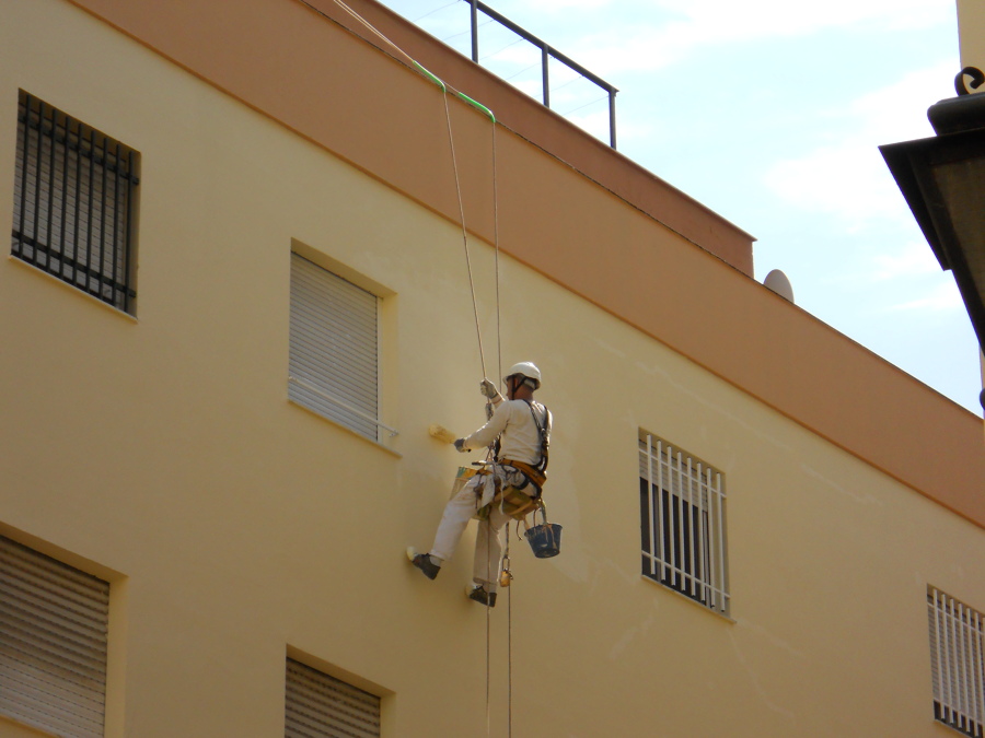 Operario trabajando. Técnicas alpinas. 