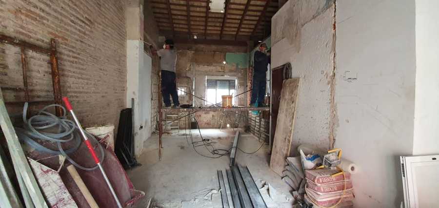 Operarios trabajando en la colocación de la estructura metálica del dormitorio