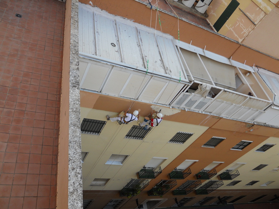 Operarios trabajando. Técnicas alpinas. 