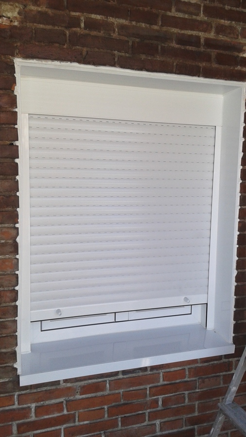 otro punto de la ventana con persiana en blanco