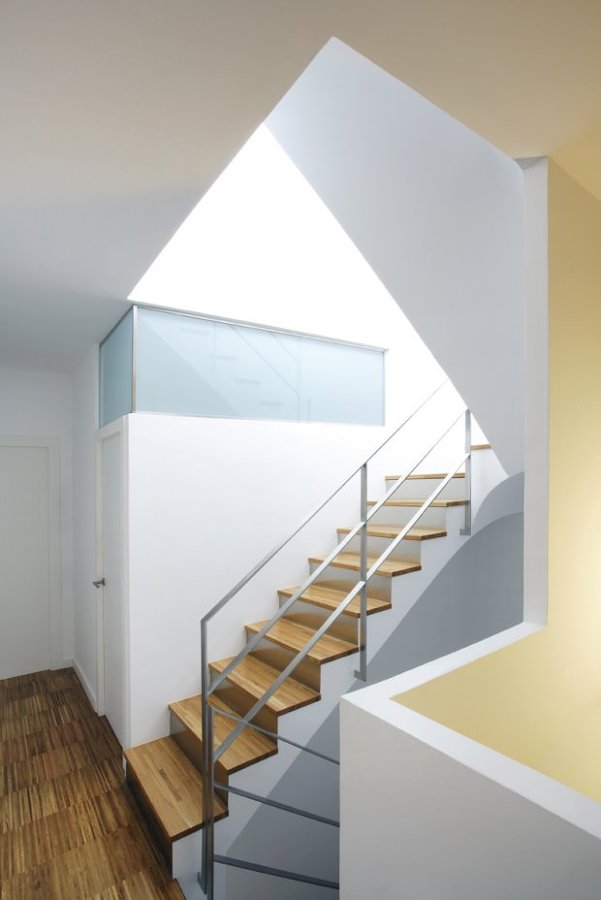 escalera interior de madera