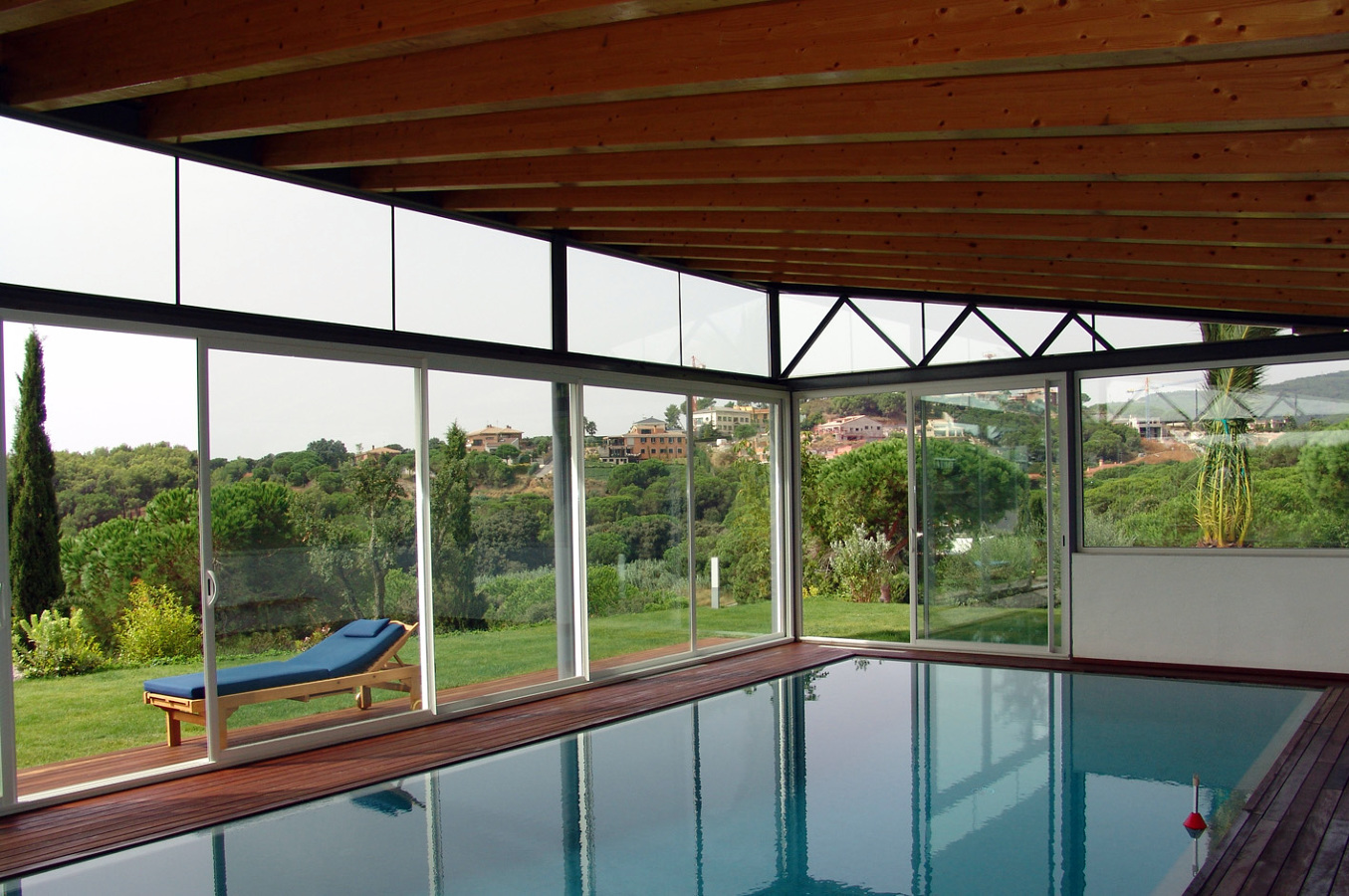 Pabellón con piscina interior-exterior_vistas