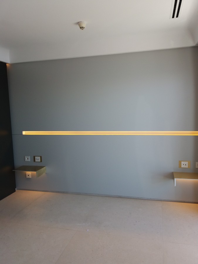 panel en hab de madera con luz