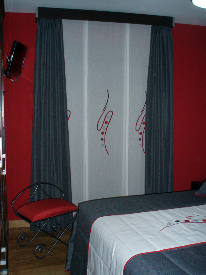 Panel Japonés con cortinas en caída y galería.