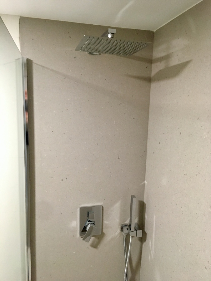 panelado aplacado de silestones con rociador empotrado pared