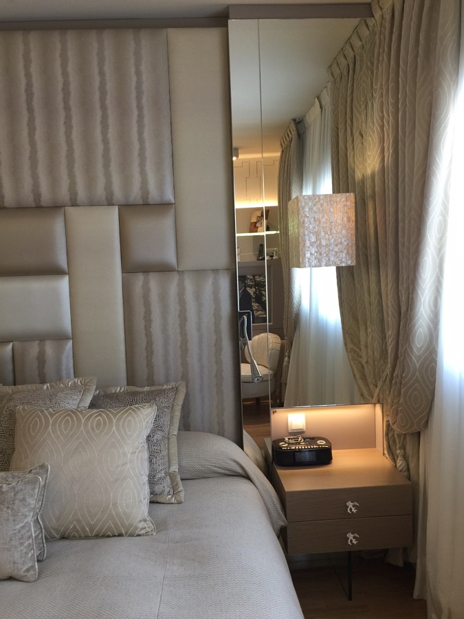 Panelado con espejo y mesilla de noche volada