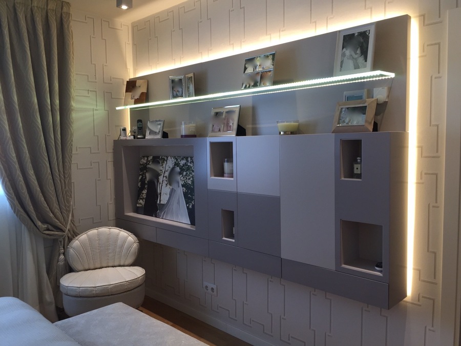 Panelado con tocador incorporado y espacio para Tv 