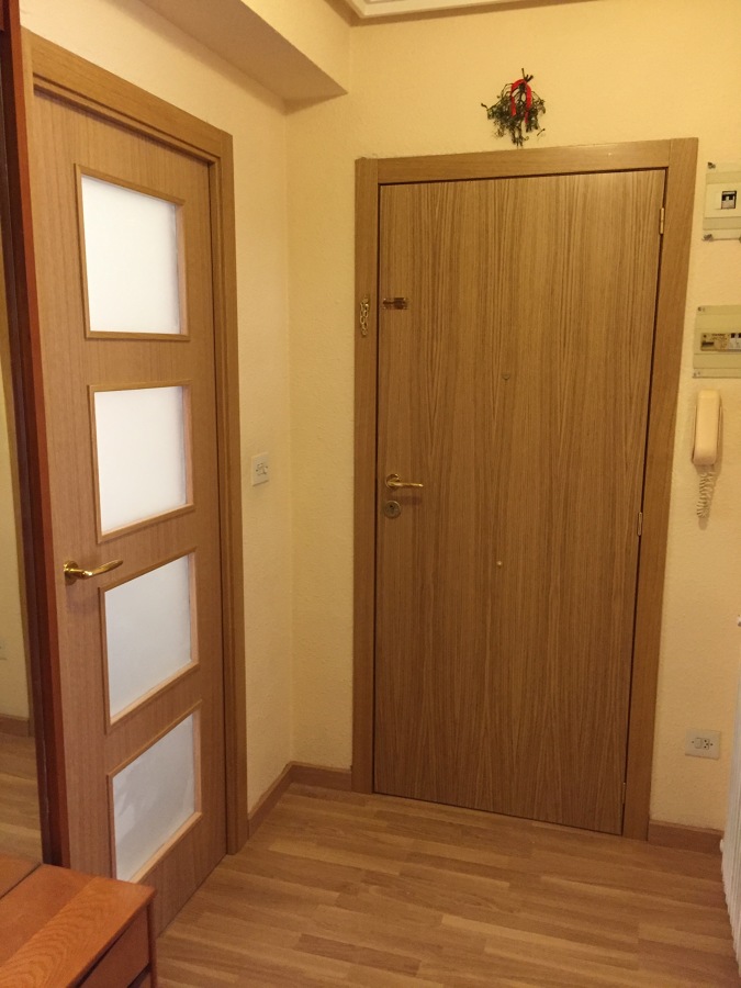 Panelado interior de puerta de entrada en roble y nueva puerta de 4 vidrios.
