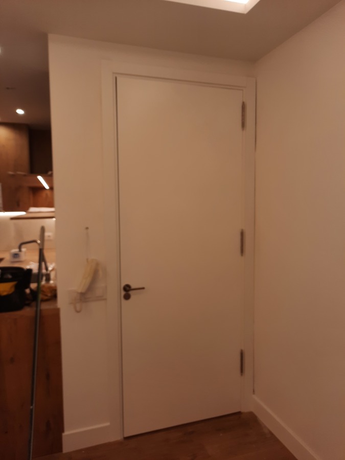 Panelado puerta de entrada.