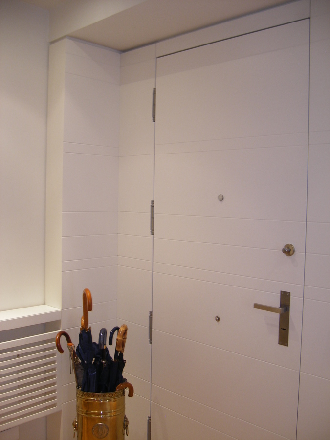 panelado y puerta de paso a juego