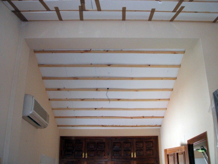 PANELES DE MADERA EN TECHO HABITACIÓN