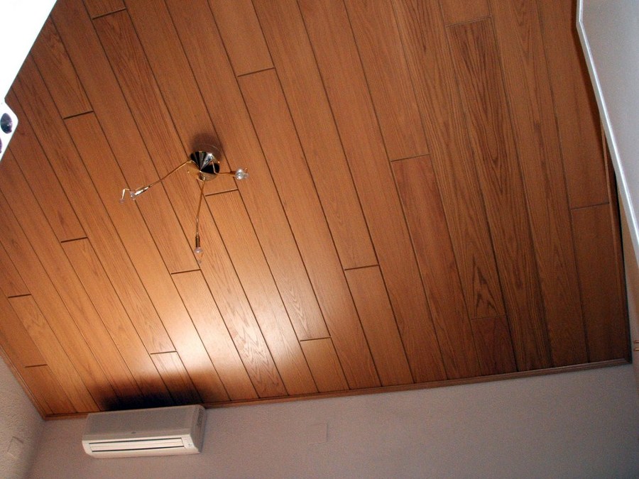 PANELES DE MADERA EN TECHO HABITACIÓN