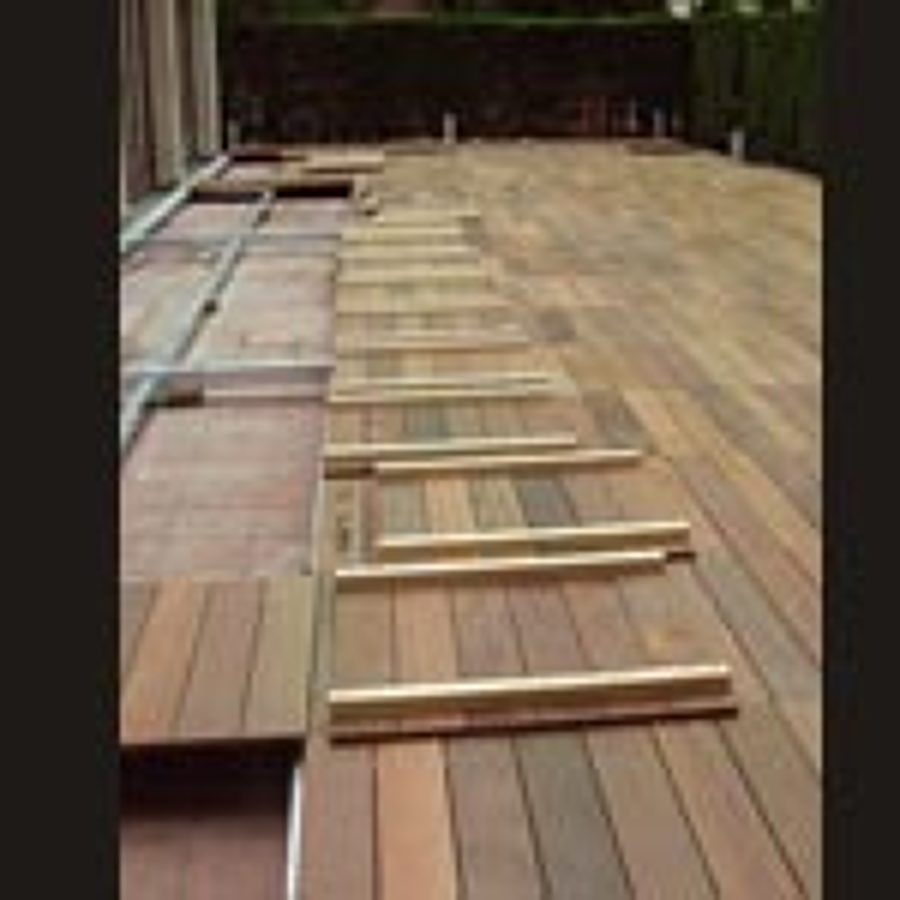 paneles de madera sobre suelo  terraza 