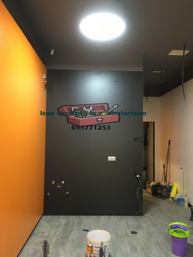 Paneles de melamina color gris grafito y naranja 