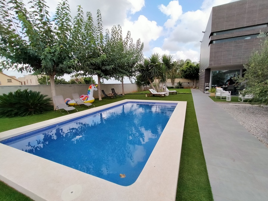 Panorámica piscina y vivienda