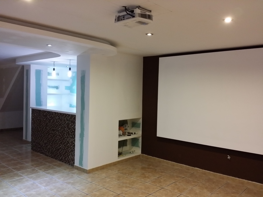 pantalla pintada y estantes