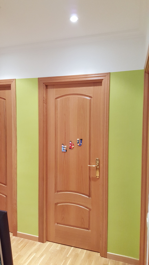 Papel a la altura de las puertas,lo de arriba pintado.