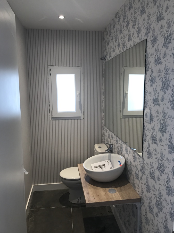 PAPEL EN PAREDES DE BAÑO.