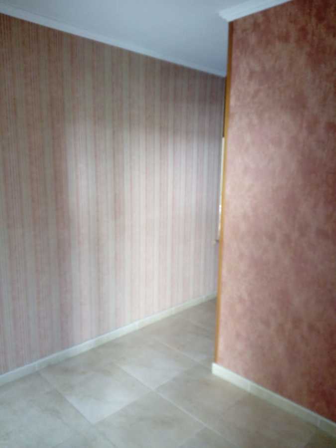 Papel pegado a paredes