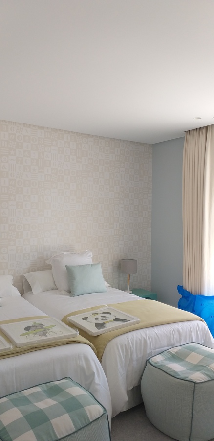 Papel pintado combinado con azul pastel