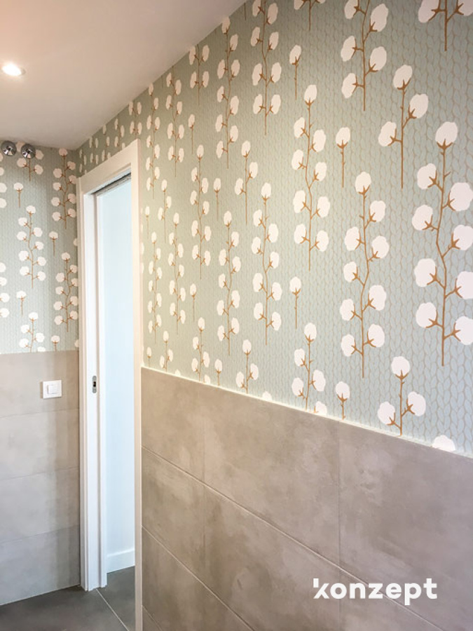 Papel pintado en baño combinado con azulejo