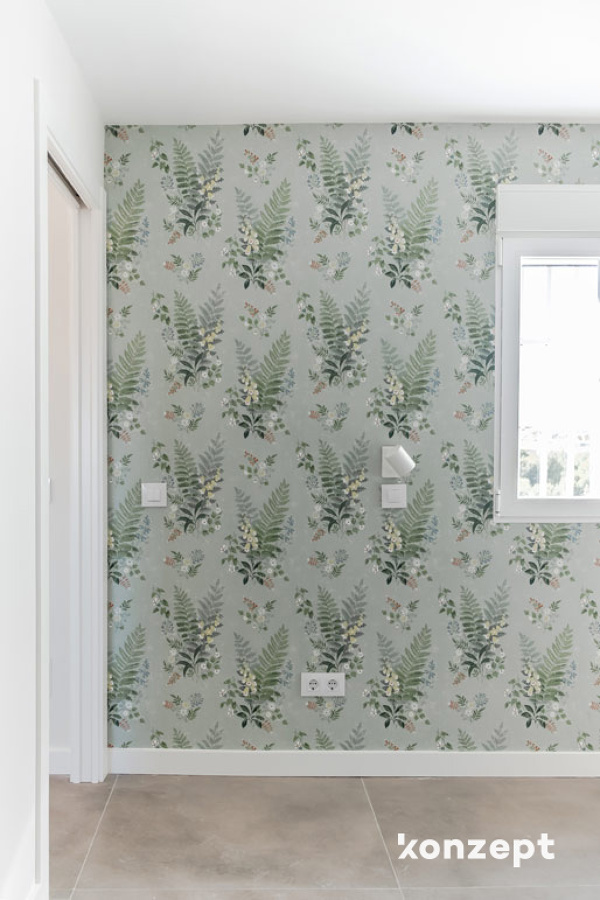 Papel pintado y aplique de pared en dormitorio principal