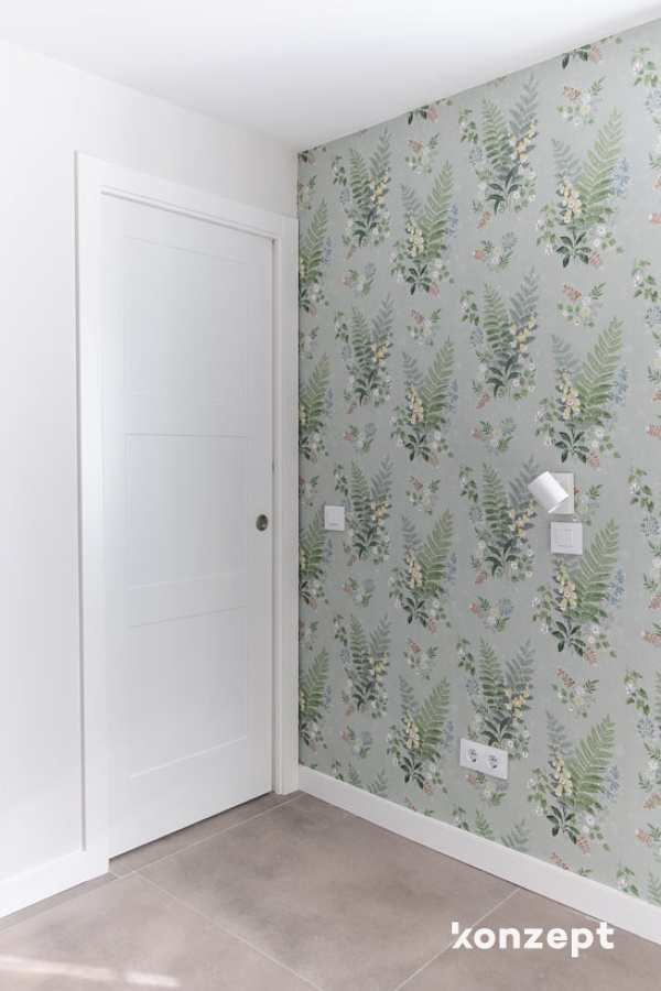 Papel pintado y puerta corredera en dormitorio principal