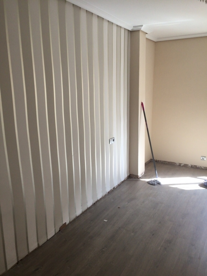 papel pintado y tarima flotante