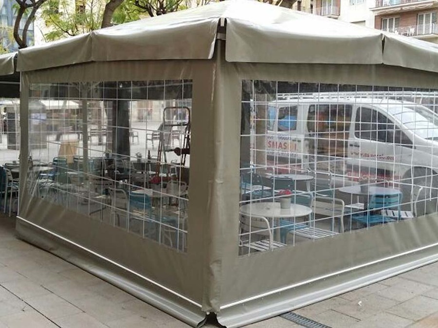 Parasoles con cerramientos laterales
