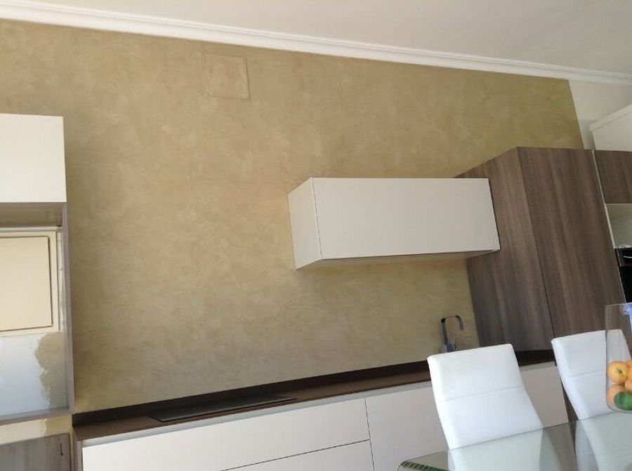Pared cocina color travertino