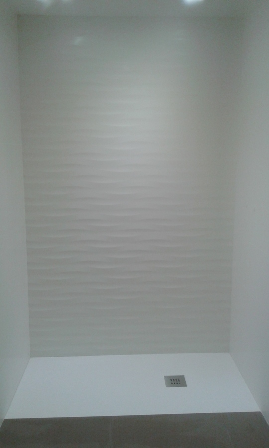 pared con azulejo de canto rectificado modelo ondas