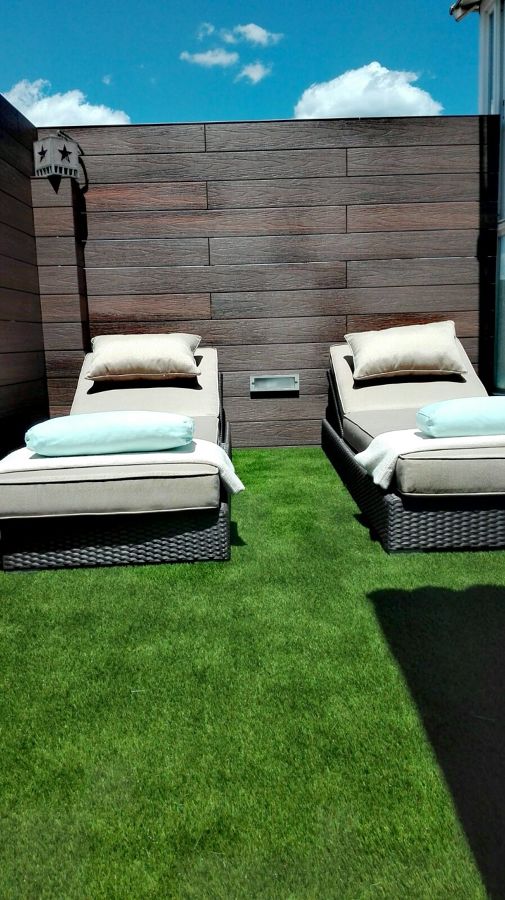 pared con madera sintética