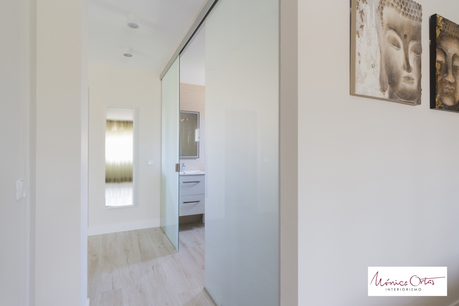 Pared de cristal del baño principal