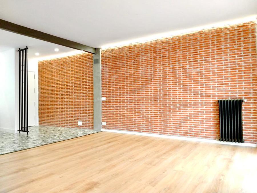 Pared de ladrillo terminada e iluminación led