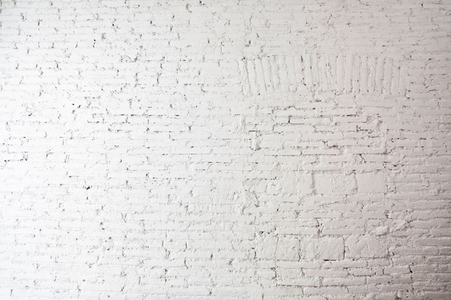 Pared de ladrillo visti pintado de blanco
