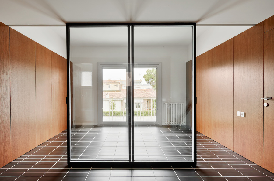 Pared de maderay suelo de pizarra