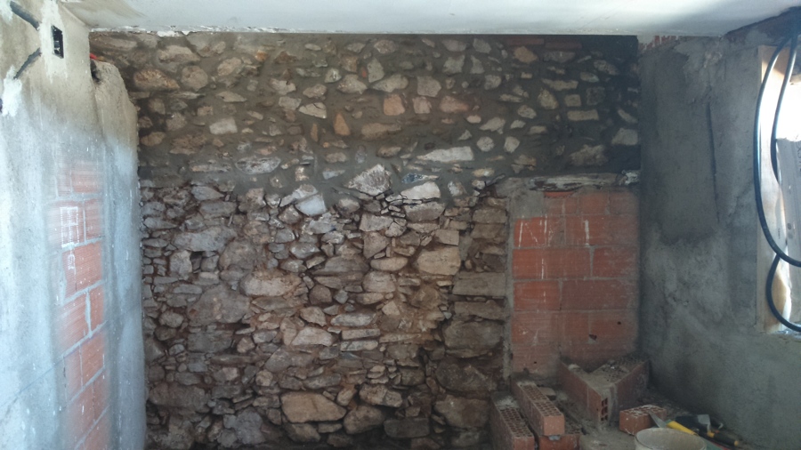 PARED DE PIEDRA JUNTEADA CON CEMENTO