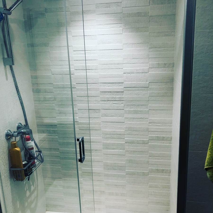 Pared decorada en aseo