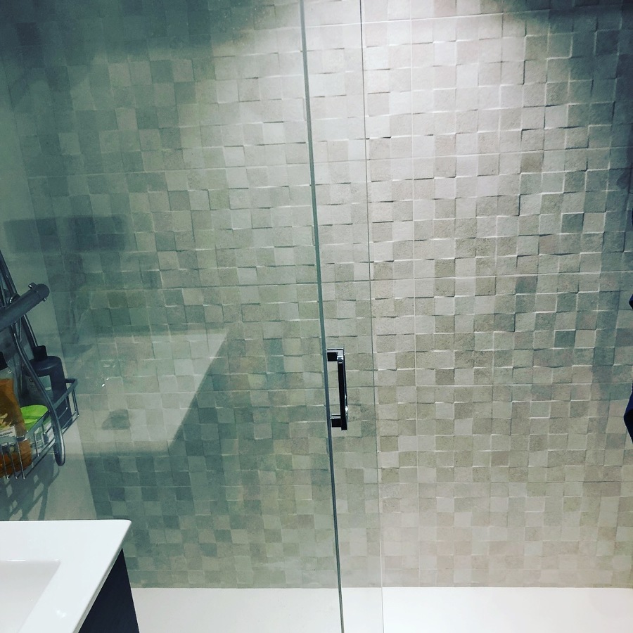 Pared decorada en baño