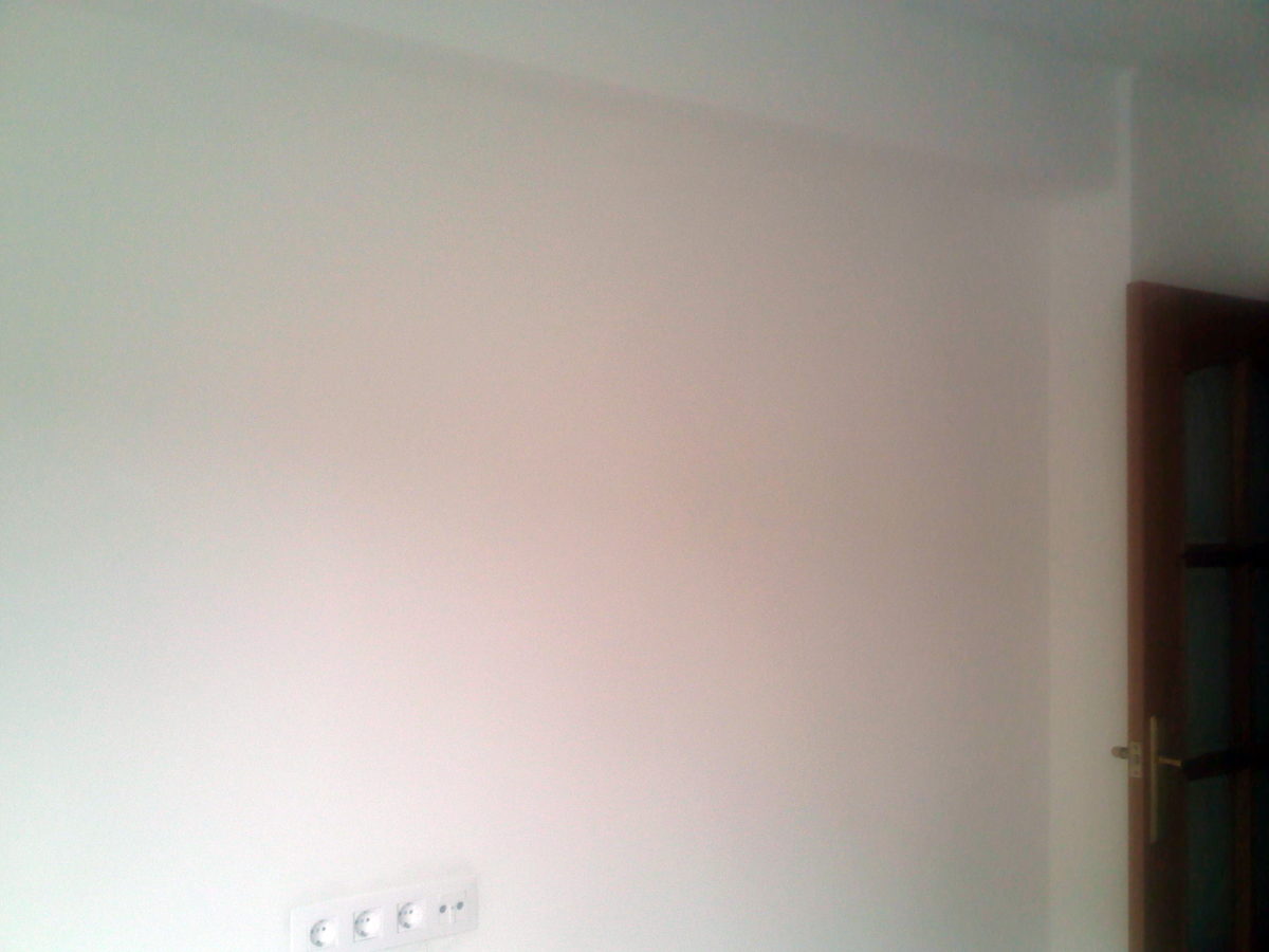 Pared del salón sin gotelé, alisada y pintada
