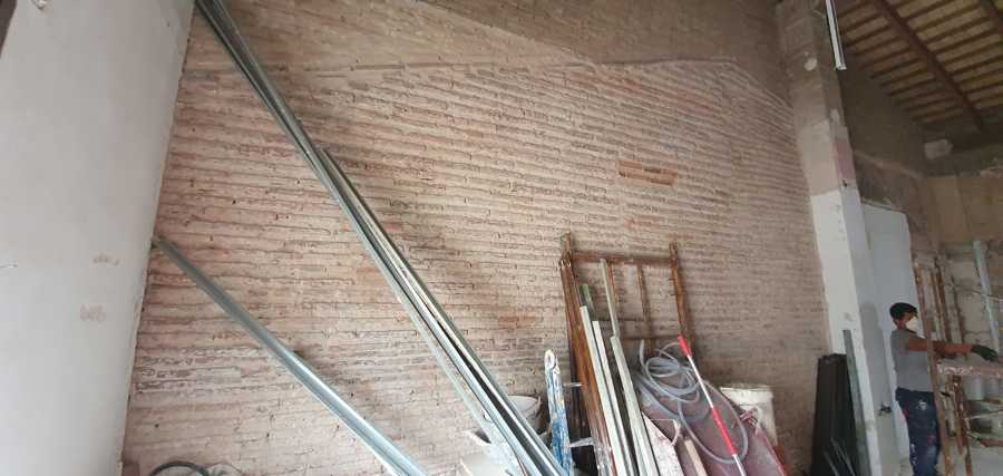 Pared lateral con piedra original ya descubierta