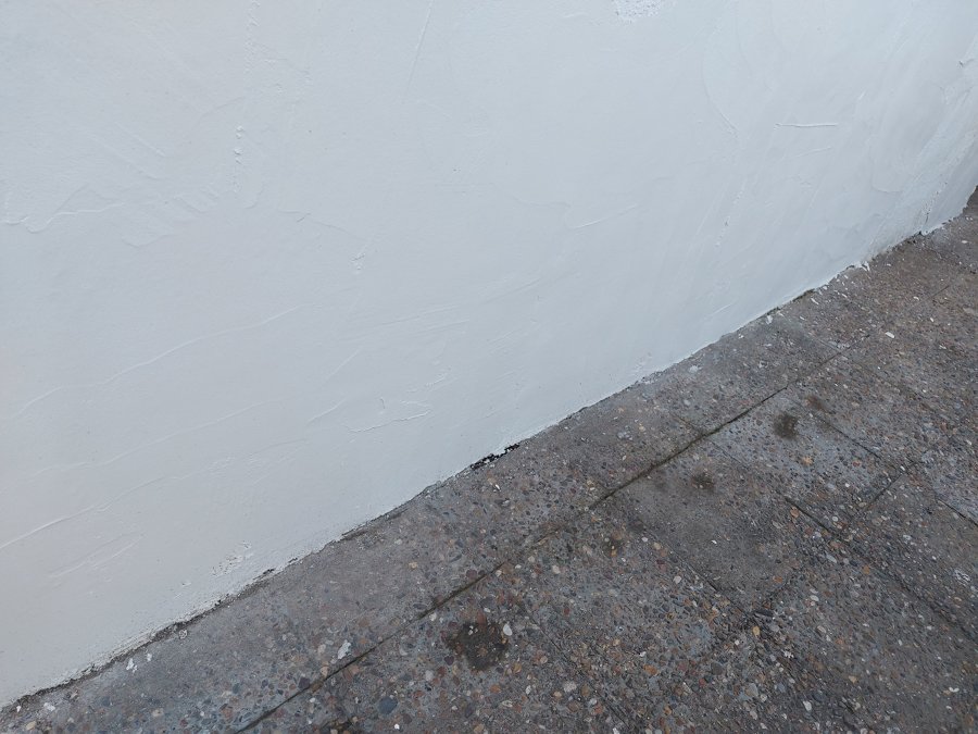 Pared rehabilitada con puente de unión y mortero blanco