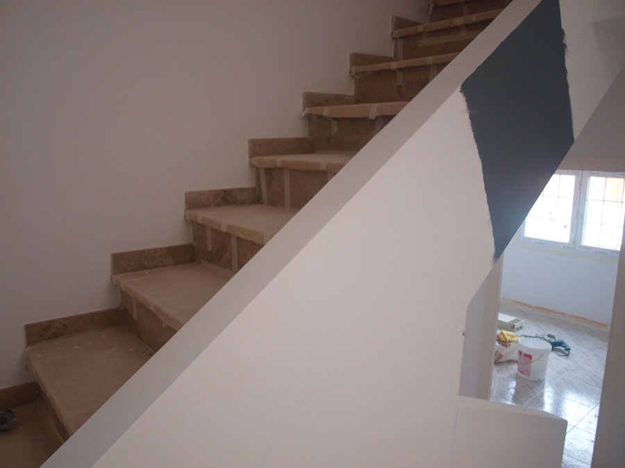 pared restaurada y con muestra de pintura